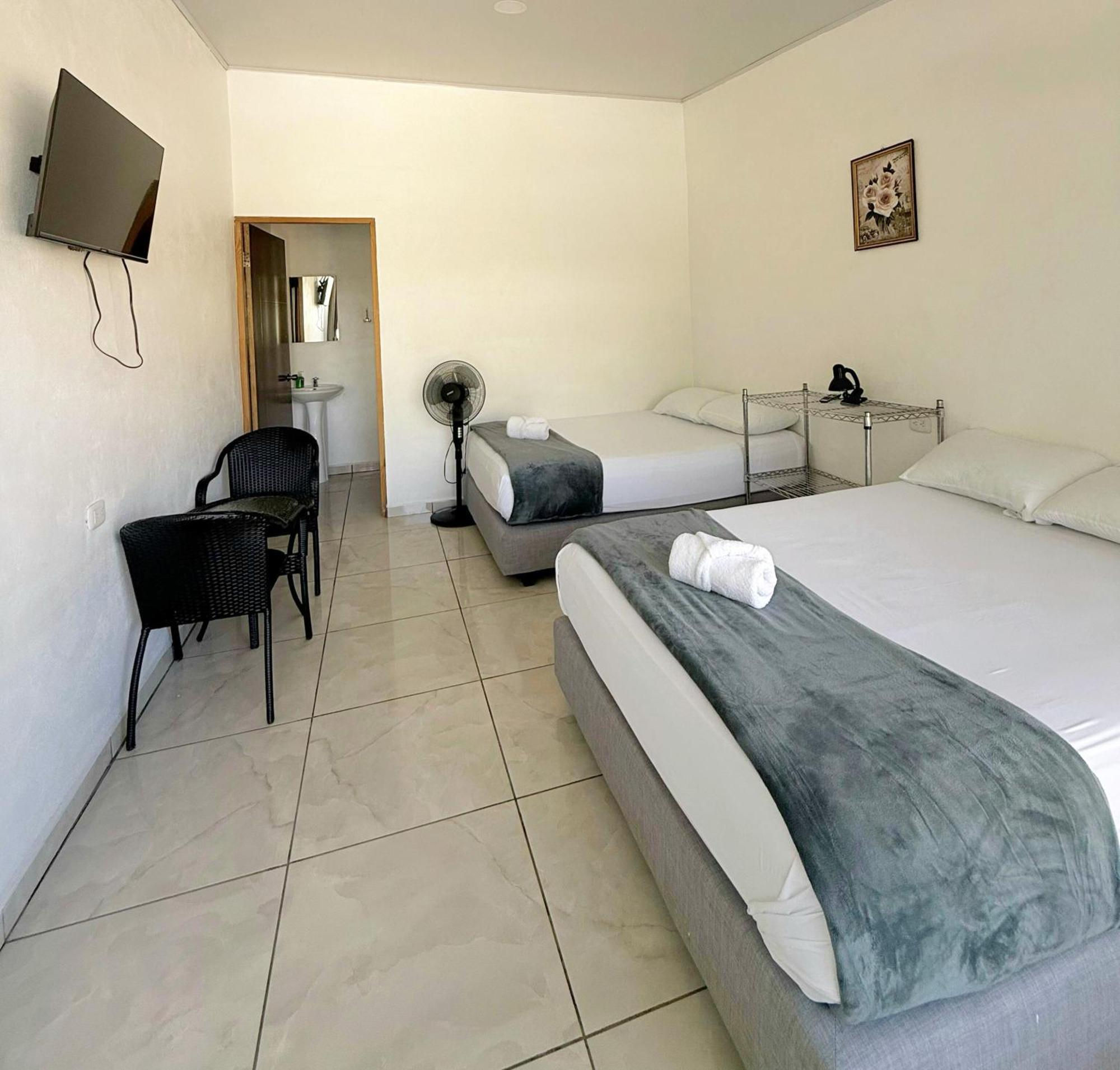 Cattleya Family Hotel Monteverde ภายนอก รูปภาพ